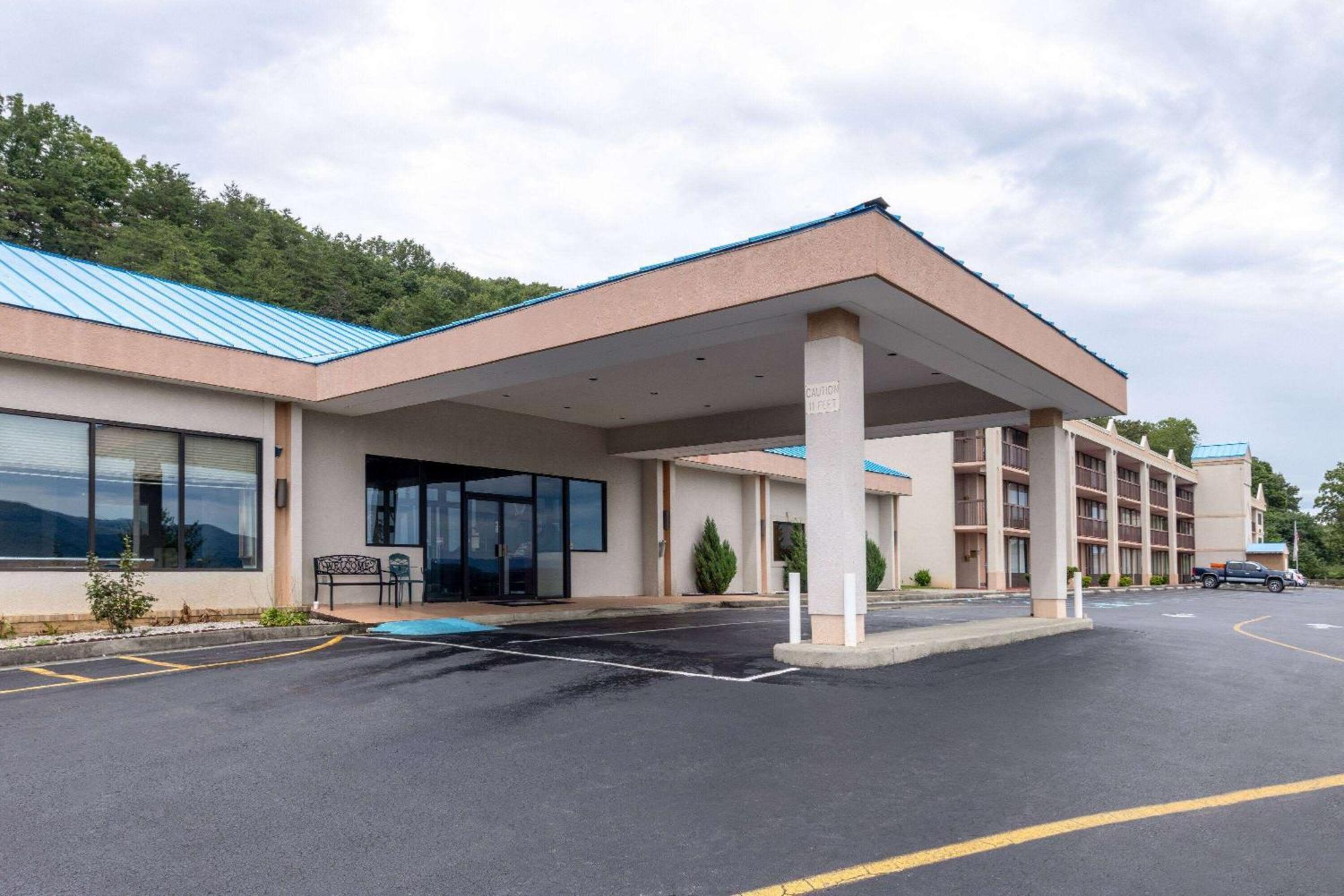 Howard Johnson Hotel & Conference Center By Wyndham Сейлем Екстериор снимка