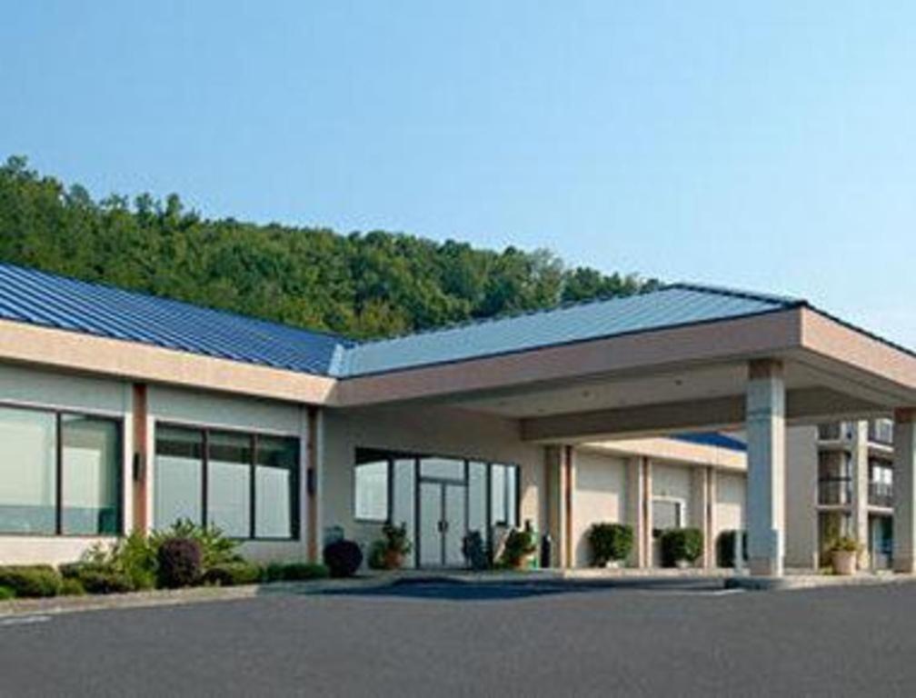 Howard Johnson Hotel & Conference Center By Wyndham Сейлем Екстериор снимка